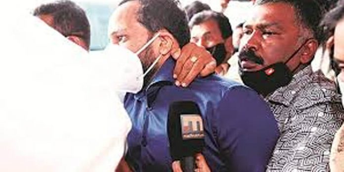 ബിനീഷ് കോടിയേരിയുടെ മുഖ്യപങ്കാളി മുങ്ങി ; അന്വേഷണം ഊര്ജ്ജിതമാക്കി എന് സി ബി ഉദ്യോഗസ്ഥര് ബിനീഷ് കോടിയേരിയുടെ മുഖ്യപങ്കാളി മുങ്ങി ; അന്വേഷണം ഊര്ജ്ജിതമാക്കി എന് സി ബി ഉദ്യോഗസ്ഥര്