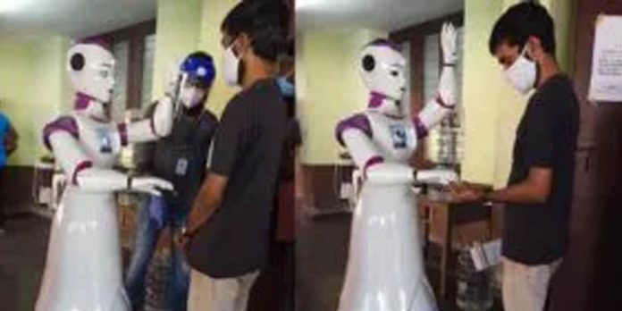 പോളിംഗ് ബൂത്തില് കോവിഡ് പ്രോട്ടോക്കോള് ഉറപ്പുവരുത്താന് റോബോട്ട് പോളിംഗ് ബൂത്തില് കോവിഡ് പ്രോട്ടോക്കോള് ഉറപ്പുവരുത്താന് റോബോട്ട്