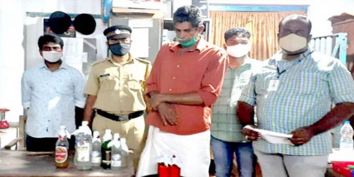 സ്ഥാനാര്ഥിയുടെ വീട്ടില് ചാരായം വാറ്റ് ; ഭര്ത്താവിനെ എക്സൈസ് സംഘം പിടികൂടി സ്ഥാനാര്ഥിയുടെ വീട്ടില് ചാരായം വാറ്റ് ; ഭര്ത്താവിനെ എക്സൈസ് സംഘം പിടികൂടി