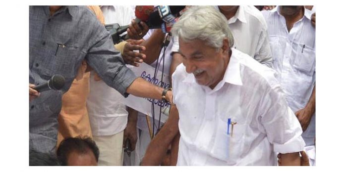 യോഗത്തില് തമ്മില്ത്തല്ല്; കോണ്ഗ്രസ് പ്രവര്ത്തകരെ സമാധാനിപ്പിക്കാന് ഇറങ്ങിയ ഉമ്മന്ചാണ്ടിയുടെ കാല് വഴുതി യോഗത്തില് തമ്മില്ത്തല്ല്; കോണ്ഗ്രസ് പ്രവര്ത്തകരെ സമാധാനിപ്പിക്കാന് ഇറങ്ങിയ ഉമ്മന്ചാണ്ടിയുടെ കാല് വഴുതി