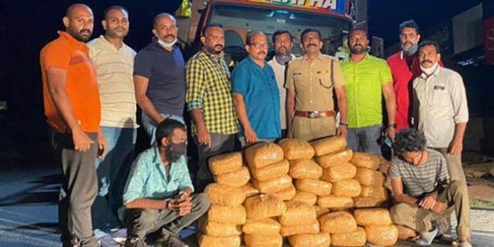 ഒരു കോടി രൂപയോളം വില മതിക്കുന്ന കഞ്ചാവുമായി യുവാക്കള് പിടിയില് ഒരു കോടി രൂപയോളം വില മതിക്കുന്ന കഞ്ചാവുമായി യുവാക്കള് പിടിയില്