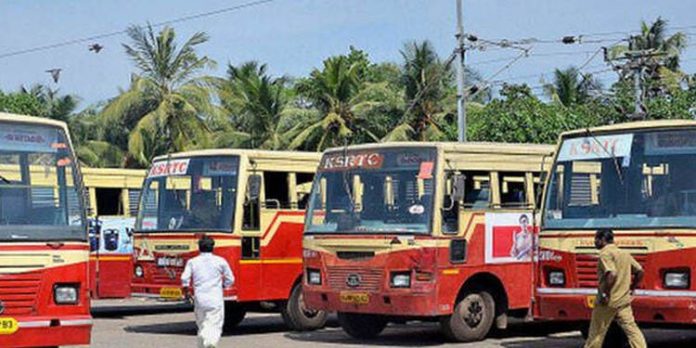 കെ.എസ്.ആര്.ടി.സി അന്തര്സംസ്ഥാന സര്വീസുകള് പുനരാരംഭിക്കാത്തത് മൂലം യാത്രക്കാര് ദുരിതത്തില് കെ.എസ്.ആര്.ടി.സി അന്തര്സംസ്ഥാന സര്വീസുകള് പുനരാരംഭിക്കാത്തത് മൂലം യാത്രക്കാര് ദുരിതത്തില്
