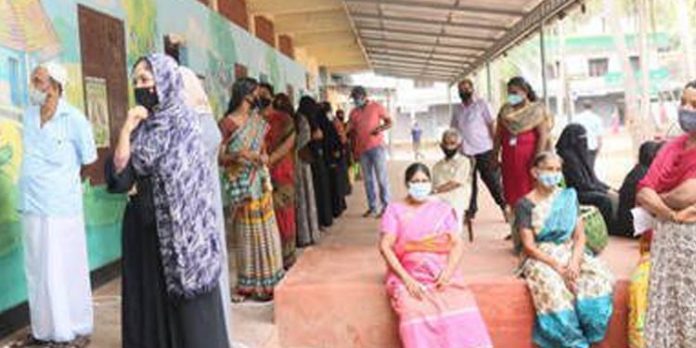 മലപ്പുറത്തും കണ്ണൂരും വോട്ടിംഗിനിടെ സംഘര്ഷം; പൊലീസ് ലാത്തിവീശി മലപ്പുറത്തും കണ്ണൂരും വോട്ടിംഗിനിടെ സംഘര്ഷം; പൊലീസ് ലാത്തിവീശി