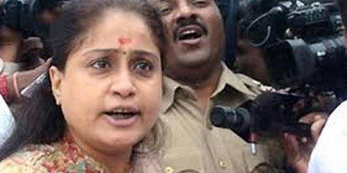 തെന്നിന്ത്യന് താരം വിജയശാന്തി കോണ്ഗ്രസിന്റെ പ്രാഥമിക അംഗത്വം രാജിവെച്ചു തെന്നിന്ത്യന് താരം വിജയശാന്തി കോണ്ഗ്രസിന്റെ പ്രാഥമിക അംഗത്വം രാജിവെച്ചു