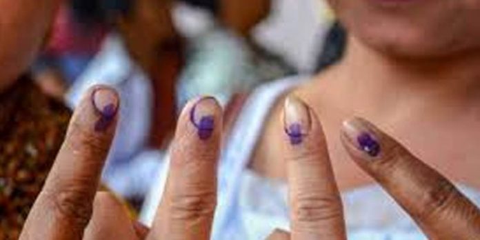 മദ്യപിച്ചു ബഹളമുണ്ടാക്കിയ പോളിംഗ് ഓഫിസറെ പുറത്താക്കി മദ്യപിച്ചു ബഹളമുണ്ടാക്കിയ പോളിംഗ് ഓഫിസറെ പുറത്താക്കി