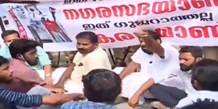 ജയ് ശ്രീറാം ഫ്ലക്സിനെതിരെ പാലക്കാട് നഗരസഭയില് ദേശീയ പതാകയയുര്ത്തി ഡി.വൈ.എഫ്.ഐ ജയ് ശ്രീറാം ഫ്ലക്സിനെതിരെ പാലക്കാട് നഗരസഭയില് ദേശീയ പതാകയയുര്ത്തി ഡി.വൈ.എഫ്.ഐ