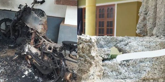 കടവത്തൂര് മേഖലയില് സംഘര്ഷം : പാലത്തായി പീഡനക്കേസില്പ്പെട്ട പത്മരാജന്റെ ബൈക്ക് കത്തിച്ചു കടവത്തൂര് മേഖലയില് സംഘര്ഷം : പാലത്തായി പീഡനക്കേസില്പ്പെട്ട പത്മരാജന്റെ ബൈക്ക് കത്തിച്ചു