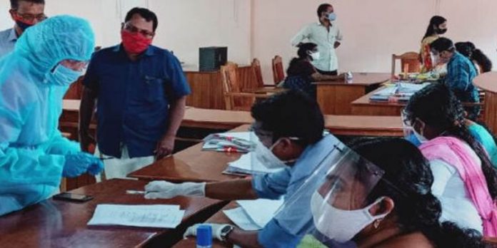 കോവിഡ് പ്രോട്ടോക്കോള് ലംഘിച്ച് അടിമാലിയില് കുടുംബത്തിലെ നാലുപേര് വോട്ടുചെയ്തു കോവിഡ് പ്രോട്ടോക്കോള് ലംഘിച്ച് അടിമാലിയില് കുടുംബത്തിലെ നാലുപേര് വോട്ടുചെയ്തു