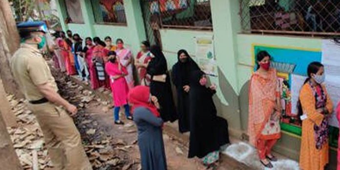 നാദാപുരം ചിയ്യൂരില് യു.ഡി.എഫ് പ്രവര്ത്തകരും പോലീസും തമ്മില് സംഘര്ഷo ; പോലീസ് ഗ്രനേഡ് പ്രയോഗിച്ചു നാദാപുരം ചിയ്യൂരില് യു.ഡി.എഫ് പ്രവര്ത്തകരും പോലീസും തമ്മില് സംഘര്ഷo ; പോലീസ് ഗ്രനേഡ് പ്രയോഗിച്ചു