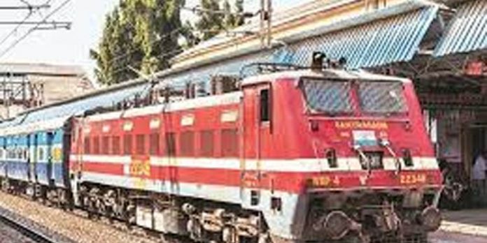 ഈ മാസം പകുതിയോടെ സംസ്ഥാനത്ത് കൂടുതല് ഇന്റര്സിറ്റി ട്രെയിനുകള് സര്വീസ് പുനരാരംഭിക്കും ഈ മാസം പകുതിയോടെ സംസ്ഥാനത്ത് കൂടുതല് ഇന്റര്സിറ്റി ട്രെയിനുകള് സര്വീസ് പുനരാരംഭിക്കും