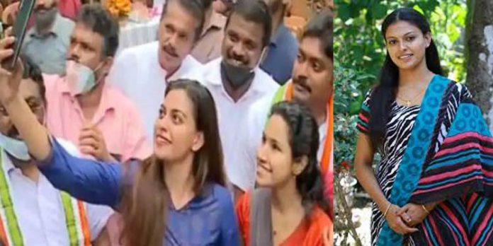 കോണ്ഗ്രസ് സ്ഥാനാര്ത്ഥിക്ക് വോട്ട് തേടി നടി അനുശ്രീ ; ജനങ്ങള് ആവേശത്തില് കോണ്ഗ്രസ് സ്ഥാനാര്ത്ഥിക്ക് വോട്ട് തേടി നടി അനുശ്രീ ; ജനങ്ങള് ആവേശത്തില്