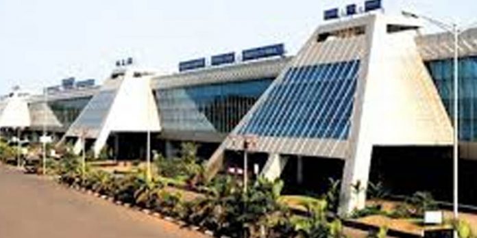 കാപ്സ്യൂള് രൂപത്തിലാക്കി കടത്താന് ശ്രമo; കരിപ്പൂരില് 828.2 ഗ്രാം സ്വര്ണം പിടികൂടി കാപ്സ്യൂള് രൂപത്തിലാക്കി കടത്താന് ശ്രമo; കരിപ്പൂരില് 828.2 ഗ്രാം സ്വര്ണം പിടികൂടി