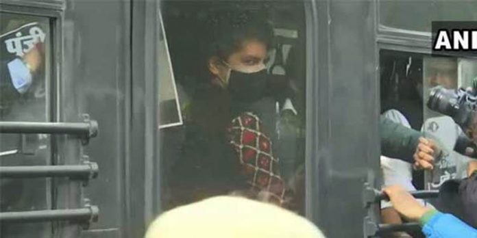 പ്രതിഷേധ പ്രകടനo :പ്രിയങ്ക ഉള്പ്പെടെയുള്ളവര് കസ്റ്റഡിയില് പ്രതിഷേധ പ്രകടനo :പ്രിയങ്ക ഉള്പ്പെടെയുള്ളവര് കസ്റ്റഡിയില്