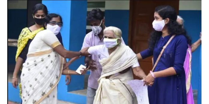 വെയില് കാര്യമാക്കാതെ വോട്ടര്മാര് ; 61 ശതമാനത്തോളം വോട്ട് രേഖപ്പെടുത്തി വെയില് കാര്യമാക്കാതെ വോട്ടര്മാര് ; 61 ശതമാനത്തോളം വോട്ട് രേഖപ്പെടുത്തി