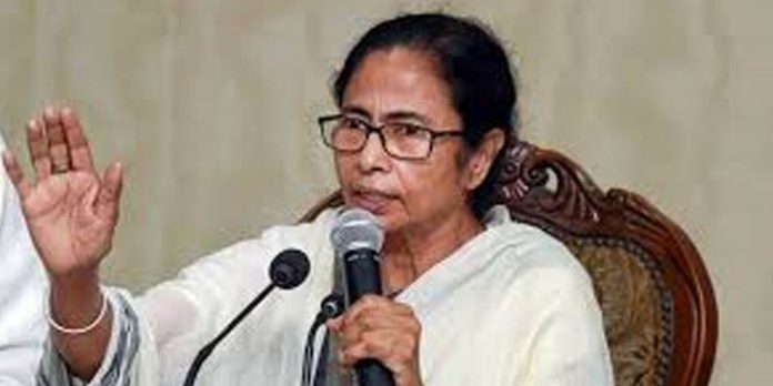 എംഎല്എമാര് പാര്ട്ടി വിട്ടത് പാര്ട്ടിയെ ബാധിക്കില്ലെന്നും ബംഗാള് ജനത തനിക്കൊപ്പമാണെന്നും മമത എംഎല്എമാര് പാര്ട്ടി വിട്ടത് പാര്ട്ടിയെ ബാധിക്കില്ലെന്നും ബംഗാള് ജനത തനിക്കൊപ്പമാണെന്നും മമത