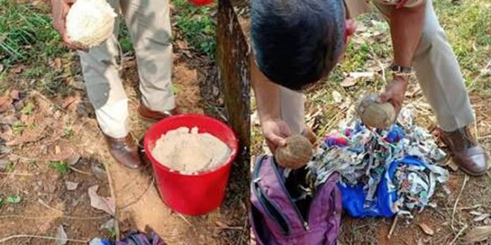 പോളിങ് ബൂത്തിന് സമീപത്ത് നിന്ന് ബോംബുകള് കണ്ടെടുത്തു പോളിങ് ബൂത്തിന് സമീപത്ത് നിന്ന് ബോംബുകള് കണ്ടെടുത്തു