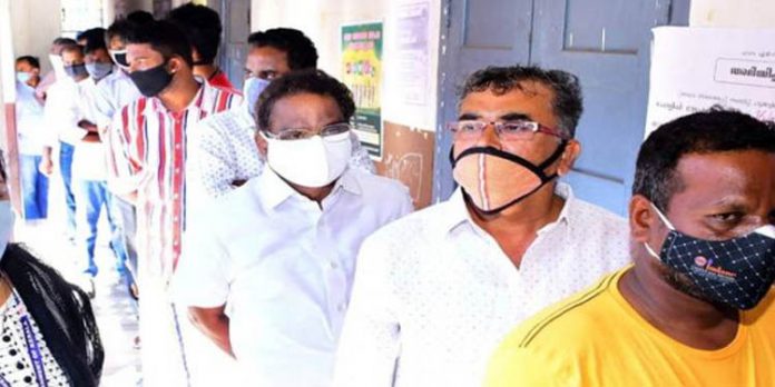 ആവേശകരമായ തദ്ദേശ തെരഞ്ഞെടുപ്പിന്റെ രണ്ടാം ഘട്ടത്തില് പോളിങ് 70 ശതമാനം പിന്നിട്ടു ആവേശകരമായ തദ്ദേശ തെരഞ്ഞെടുപ്പിന്റെ രണ്ടാം ഘട്ടത്തില് പോളിങ് 70 ശതമാനം പിന്നിട്ടു