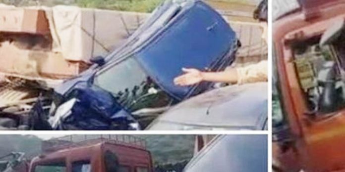 സേലത്തുണ്ടായ വാഹനാപകടത്തില് നാല് മരണം ; 16 ഓളം വാഹനങ്ങള് തകര്ന്നു സേലത്തുണ്ടായ വാഹനാപകടത്തില് നാല് മരണം ; 16 ഓളം വാഹനങ്ങള് തകര്ന്നു