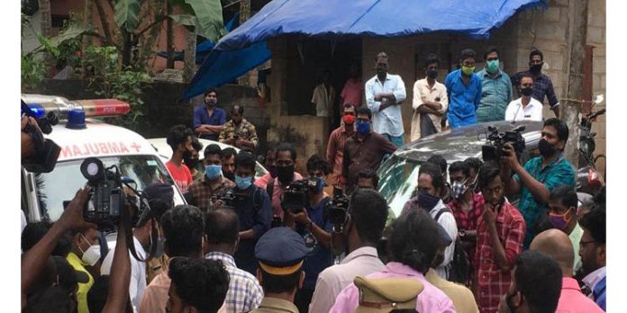 പോലീസിനെതിരെ പ്രതിഷേധം : അമ്പിളിയുടെ മൃതദേഹവുമായി എത്തിയ ആംബുലന്സ് നാട്ടുകാര് തടഞ്ഞു പോലീസിനെതിരെ പ്രതിഷേധം : അമ്പിളിയുടെ മൃതദേഹവുമായി എത്തിയ ആംബുലന്സ് നാട്ടുകാര് തടഞ്ഞു