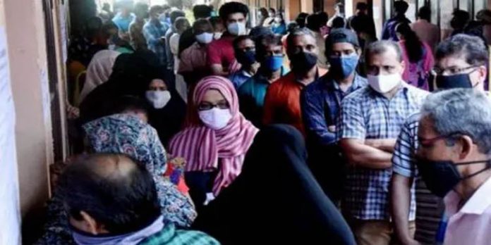 വൈകിട്ട് 5 മണി കഴിഞ്ഞതോടെ 75 ശതമാനം പോളിംഗ് ; കൂടുതല് വോട്ട് രേഖപ്പെടുത്തിയത് വയനാട്ടില് വൈകിട്ട് 5 മണി കഴിഞ്ഞതോടെ 75 ശതമാനം പോളിംഗ് ; കൂടുതല് വോട്ട് രേഖപ്പെടുത്തിയത് വയനാട്ടില്