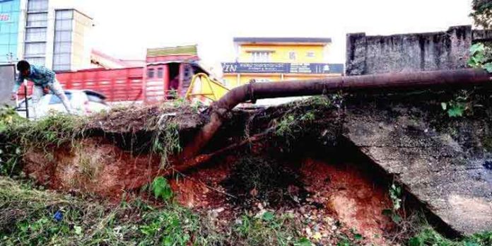 തകര്ന്ന റോഡും പൊട്ടിയ പൈപ്പും ; ദുരിതവുമായി അടൂര് നിവാസികള് തകര്ന്ന റോഡും പൊട്ടിയ പൈപ്പും ; ദുരിതവുമായി അടൂര് നിവാസികള്
