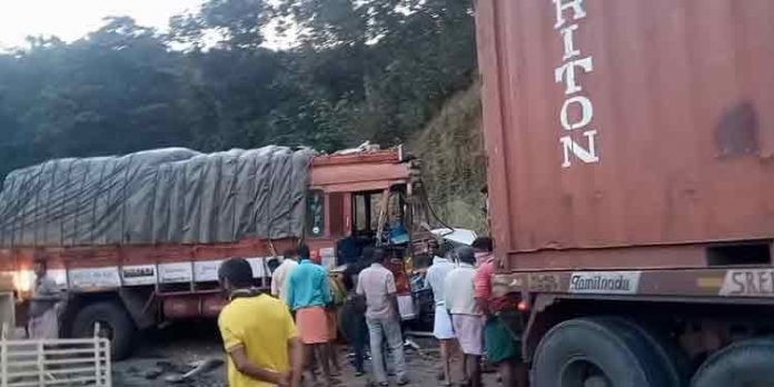 കുതിരാനിൽ വാഹനാപകടം : രണ്ട് പേര് മരിച്ചു കുതിരാനിൽ വാഹനാപകടം : രണ്ട് പേര് മരിച്ചു