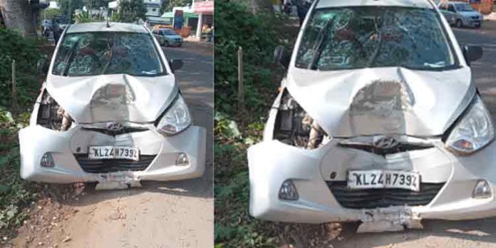 കോന്നി താലൂക്ക് ആശുപത്രിയില് നിന്ന് പി പി ഇ കിറ്റ് കടത്തുന്നു ; കണക്കിനെ ചൊല്ലി ആംബുലന്സ് ജീവനക്കാര് തമ്മില് അടിപിടി കോന്നി താലൂക്ക് ആശുപത്രിയില് നിന്ന് പി പി ഇ കിറ്റ് കടത്തുന്നു ; കണക്കിനെ ചൊല്ലി ആംബുലന്സ് ജീവനക്കാര് തമ്മില് അടിപിടി