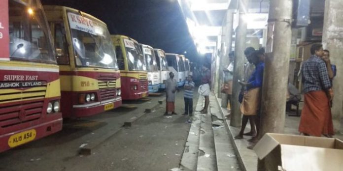 സ്വകാര്യ ബസ്സുകള്ക്ക് വഴിയൊരുക്കുവാന് ദീർഘദൂര സർവീസുകൾ വേണ്ടെന്നു വെച്ച് അടൂര് കെ.എസ്.ആർ.ടി.സി സ്വകാര്യ ബസ്സുകള്ക്ക് വഴിയൊരുക്കുവാന് ദീർഘദൂര സർവീസുകൾ വേണ്ടെന്നു വെച്ച് അടൂര് കെ.എസ്.ആർ.ടി.സി