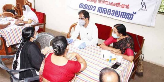 പരാതികള്ക്ക് പരിഹാരവുമായി വനിതാ കമ്മീഷന് അദാലത്ത് പരാതികള്ക്ക് പരിഹാരവുമായി വനിതാ കമ്മീഷന് അദാലത്ത്