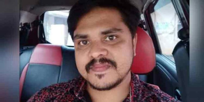 5 ലക്ഷം രൂപയുടെ കള്ളനോട്ടും നോട്ടടി യന്ത്രങ്ങളുമായി ആഷിഖ് തോന്നയ്ക്കല് എന്ന ചാരിറ്റി പ്രവര്ത്തകന് പിടിയില് 5 ലക്ഷം രൂപയുടെ കള്ളനോട്ടും നോട്ടടി യന്ത്രങ്ങളുമായി ആഷിഖ് തോന്നയ്ക്കല് എന്ന ചാരിറ്റി പ്രവര്ത്തകന് പിടിയില്