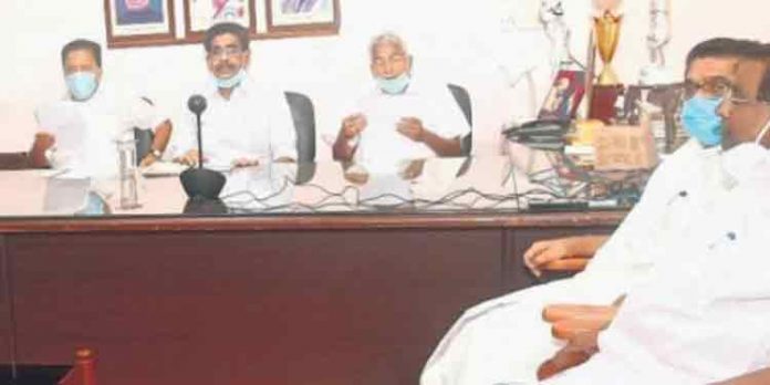 തദ്ദേശ തെരഞ്ഞെടുപ്പ് പരാജയം ; കോണ്ഗ്രസ് നേതൃത്വത്തിനെതിരെ രാഷ്ട്രീയകാര്യ സമിതി യോഗത്തില് രൂക്ഷവിമര്ശനം തദ്ദേശ തെരഞ്ഞെടുപ്പ് പരാജയം ; കോണ്ഗ്രസ് നേതൃത്വത്തിനെതിരെ രാഷ്ട്രീയകാര്യ സമിതി യോഗത്തില് രൂക്ഷവിമര്ശനം