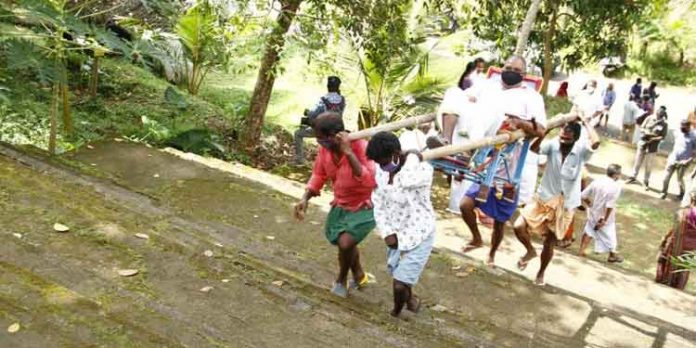 ഡോളിയില് പോകുന്നത് ശബരിമലയിലേക്കല്ല, വോട്ടു ചെയ്യുവാന് ബൂത്തിലേക്കാണ് ഡോളിയില് പോകുന്നത് ശബരിമലയിലേക്കല്ല, വോട്ടു ചെയ്യുവാന് ബൂത്തിലേക്കാണ്