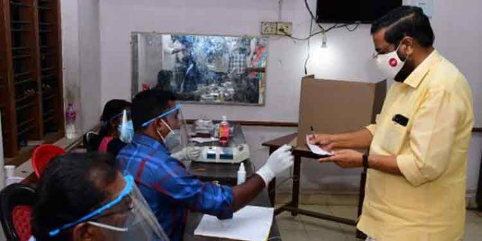 തിരുവനന്തപുരത്ത് ആദ്യ മണിക്കൂറിൽ കനത്ത പോളിങ് തിരുവനന്തപുരത്ത് ആദ്യ മണിക്കൂറിൽ കനത്ത പോളിങ്