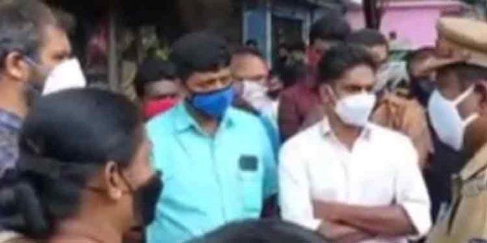 ഗിഫ്റ്റ് സിറ്റി പദ്ധതി ; ഭൂമി അടയാളപ്പെടുത്താന് എത്തിയ ഉദ്യോഗസ്ഥരെ തടഞ്ഞ് നാട്ടുകാര് ഗിഫ്റ്റ് സിറ്റി പദ്ധതി ; ഭൂമി അടയാളപ്പെടുത്താന് എത്തിയ ഉദ്യോഗസ്ഥരെ തടഞ്ഞ് നാട്ടുകാര്