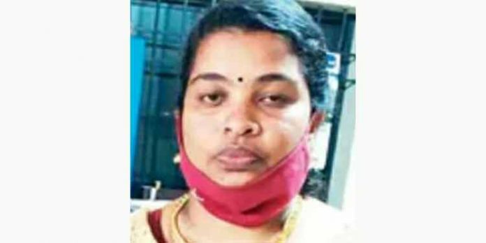 പ്രായപൂര്ത്തിയാവാത്ത മക്കളെ ഉപേക്ഷിച്ച് കാമുകനൊപ്പം പോയ യുവതി അറസ്റ്റില് പ്രായപൂര്ത്തിയാവാത്ത മക്കളെ ഉപേക്ഷിച്ച് കാമുകനൊപ്പം പോയ യുവതി അറസ്റ്റില്