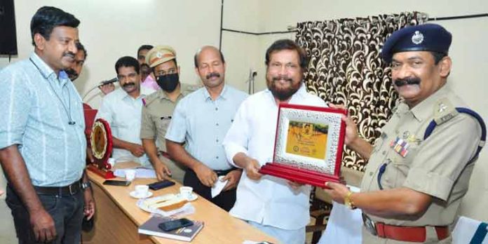 ജില്ലാ പോലീസ് മേധാവി കെ.ജി സൈമണ് 31ന് പടിയിറങ്ങുന്നു ; യാത്രയയപ്പ് നല്കി ജില്ലാ പോലീസ് മേധാവി കെ.ജി സൈമണ് 31ന് പടിയിറങ്ങുന്നു ; യാത്രയയപ്പ് നല്കി