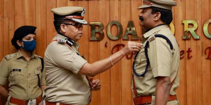 ജില്ലാ പോലീസ് മേധാവി കെ.ജി സൈമണ് ബാഡ്ജ് ഓഫ് ഓണര് ഏറ്റുവാങ്ങി ജില്ലാ പോലീസ് മേധാവി കെ.ജി സൈമണ് ബാഡ്ജ് ഓഫ് ഓണര് ഏറ്റുവാങ്ങി