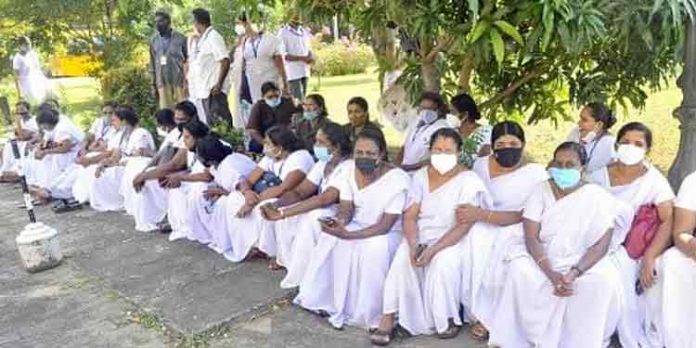 ഒറ്റരാത്രി കൊണ്ട് പിരിച്ചുവിട്ടത് 40 പേരെ : കൊല്ലം ശങ്കേഴ്സ് ആശുപത്രിയില് തൊഴിലാളി സമരം ഒറ്റരാത്രി കൊണ്ട് പിരിച്ചുവിട്ടത് 40 പേരെ : കൊല്ലം ശങ്കേഴ്സ് ആശുപത്രിയില് തൊഴിലാളി സമരം