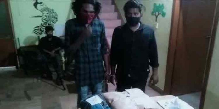 കൊല്ലം ജില്ലയിൽ രണ്ടിടങ്ങളിലായി എട്ടുകിലോ കഞ്ചാവ് പിടികൂടി കൊല്ലം ജില്ലയിൽ രണ്ടിടങ്ങളിലായി എട്ടുകിലോ കഞ്ചാവ് പിടികൂടി