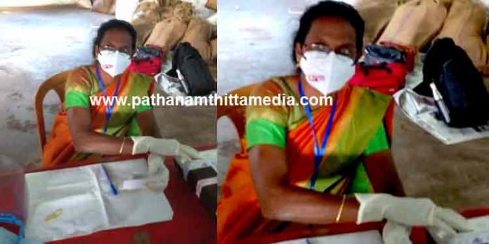 കൊല്ലത്ത് എല്.ഡി.എഫ് ചിഹ്നം പതിച്ച മാസ്കുമായി പ്രിസൈഡിംഗ് ഓഫീസര് ബൂത്തിനുള്ളില് ; പ്രതിഷേധവുമായി കോണ്ഗ്രസ് കൊല്ലത്ത് എല്.ഡി.എഫ് ചിഹ്നം പതിച്ച മാസ്കുമായി പ്രിസൈഡിംഗ് ഓഫീസര് ബൂത്തിനുള്ളില് ; പ്രതിഷേധവുമായി കോണ്ഗ്രസ്