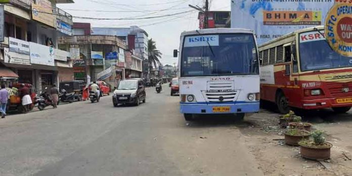 അകത്ത് പന്ത് കളിക്കാന് സൗകര്യമുണ്ടെങ്കിലും അനവണ്ടി റോഡിലേ കിടക്കു ; അപകടക്കെണിയൊരുക്കി കോന്നി കെ.എസ്.ആർ.ടി.സി അകത്ത് പന്ത് കളിക്കാന് സൗകര്യമുണ്ടെങ്കിലും അനവണ്ടി റോഡിലേ കിടക്കു ; അപകടക്കെണിയൊരുക്കി കോന്നി കെ.എസ്.ആർ.ടി.സി