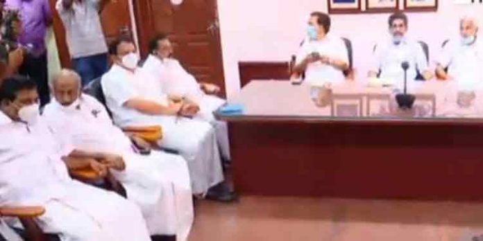 പരാജയം ചര്ച്ച ചെയ്യാന് ചേര്ന്ന കെപിസിസി യോഗത്തില് നേതാക്കളുടെ വാക്പോര് പരാജയം ചര്ച്ച ചെയ്യാന് ചേര്ന്ന കെപിസിസി യോഗത്തില് നേതാക്കളുടെ വാക്പോര്