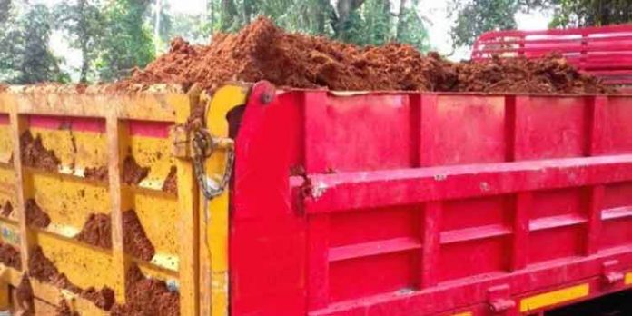 തെരഞ്ഞെടുപ്പുകാലം മറയാക്കി കോന്നിയിൽ അനധികൃത പച്ചമണ്ണ് കടത്ത് തെരഞ്ഞെടുപ്പുകാലം മറയാക്കി കോന്നിയിൽ അനധികൃത പച്ചമണ്ണ് കടത്ത്