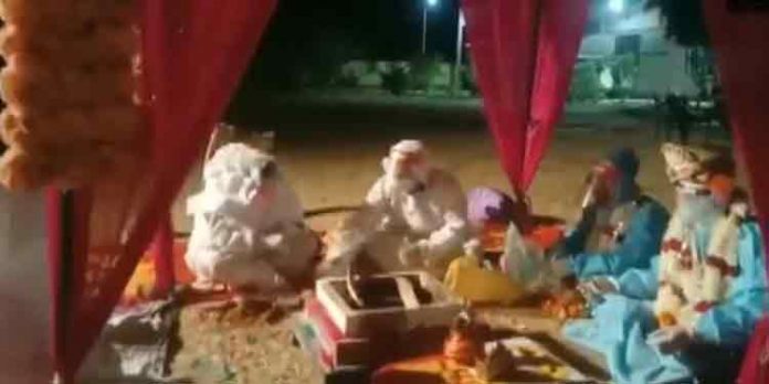 വധുവിന് കൊവിഡ് ; പൂജാരി അടക്കം പിപിഇ കിറ്റ് ധരിച്ച് കൊവിഡ് സെന്ററിൽ വിവാഹം വധുവിന് കൊവിഡ് ; പൂജാരി അടക്കം പിപിഇ കിറ്റ് ധരിച്ച് കൊവിഡ് സെന്ററിൽ വിവാഹം
