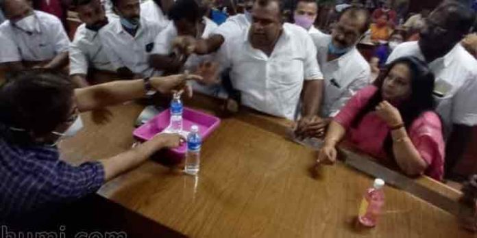 ബിജെപി കൗണ്സിലറുടെ വോട്ട് സിപിഎമ്മിന് ; പാലക്കാട് നഗരസഭയില് ബഹളം ബിജെപി കൗണ്സിലറുടെ വോട്ട് സിപിഎമ്മിന് ; പാലക്കാട് നഗരസഭയില് ബഹളം