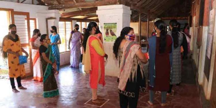 തദ്ദേശ തെരഞ്ഞെടുപ്പ് മൂന്നാംഘട്ടം : ഉച്ചവരെ 52.5 ശതമാനം പോളിംഗ് ; ബൂത്തുകളില് വോട്ടര്മാരുടെ നീണ്ട നിര തദ്ദേശ തെരഞ്ഞെടുപ്പ് മൂന്നാംഘട്ടം : ഉച്ചവരെ 52.5 ശതമാനം പോളിംഗ് ; ബൂത്തുകളില് വോട്ടര്മാരുടെ നീണ്ട നിര