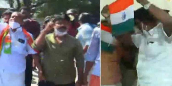 പാലക്കാട് മുനിസിപ്പാലിറ്റിക്ക് മുന്നില് ബിജെപി – സിപിഎം കൗണ്സിലര്മാരുടെ പ്രതിഷേധം പാലക്കാട് മുനിസിപ്പാലിറ്റിക്ക് മുന്നില് ബിജെപി – സിപിഎം കൗണ്സിലര്മാരുടെ പ്രതിഷേധം