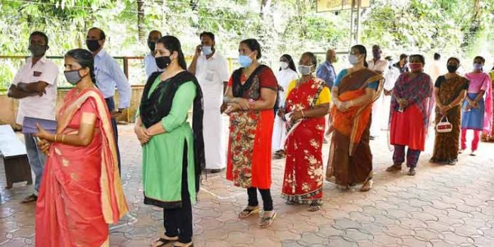 ആദ്യഘട്ട വേട്ടെടുപ്പ് അവസാനിച്ചു ; കോവിഡിനിടയിലും മികച്ച പോളിംഗ് 72.61 ശതമാനം ആദ്യഘട്ട വേട്ടെടുപ്പ് അവസാനിച്ചു ; കോവിഡിനിടയിലും മികച്ച പോളിംഗ് 72.61 ശതമാനം