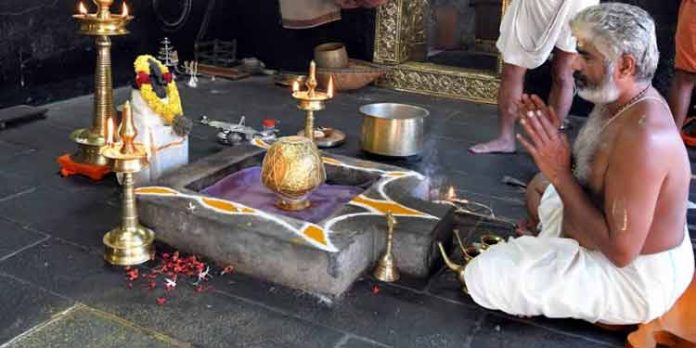 വൈകിട്ട് ആറിന് തങ്ക അങ്കി ഘോഷയാത്ര സന്നിധാനത്തെത്തും വൈകിട്ട് ആറിന് തങ്ക അങ്കി ഘോഷയാത്ര സന്നിധാനത്തെത്തും