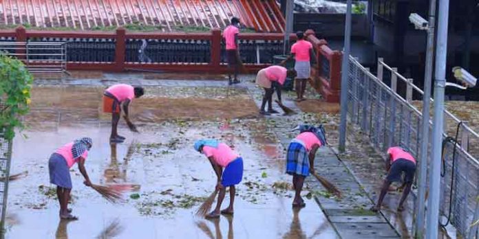 ശബരിമലയില് നാല് ശുചീകരണ തൊഴിലാളികള്ക്ക് കോവിഡ് ; പ്രതിദിനം 200 പേര്ക്ക് ആന്റിജന് പരിശോധന ശബരിമലയില് നാല് ശുചീകരണ തൊഴിലാളികള്ക്ക് കോവിഡ് ; പ്രതിദിനം 200 പേര്ക്ക് ആന്റിജന് പരിശോധന